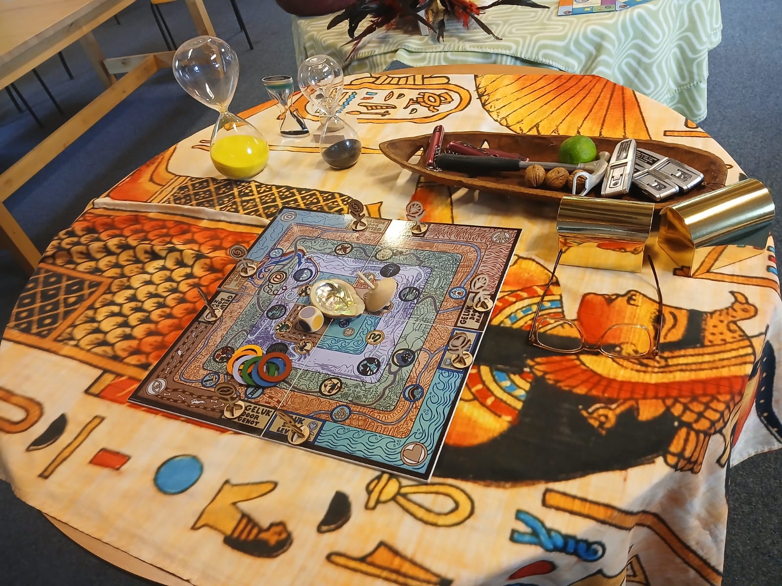 Amor Fati Speelbord met de symbolische objecten van Filosofisch Gereedschap- foto Angela Gilds