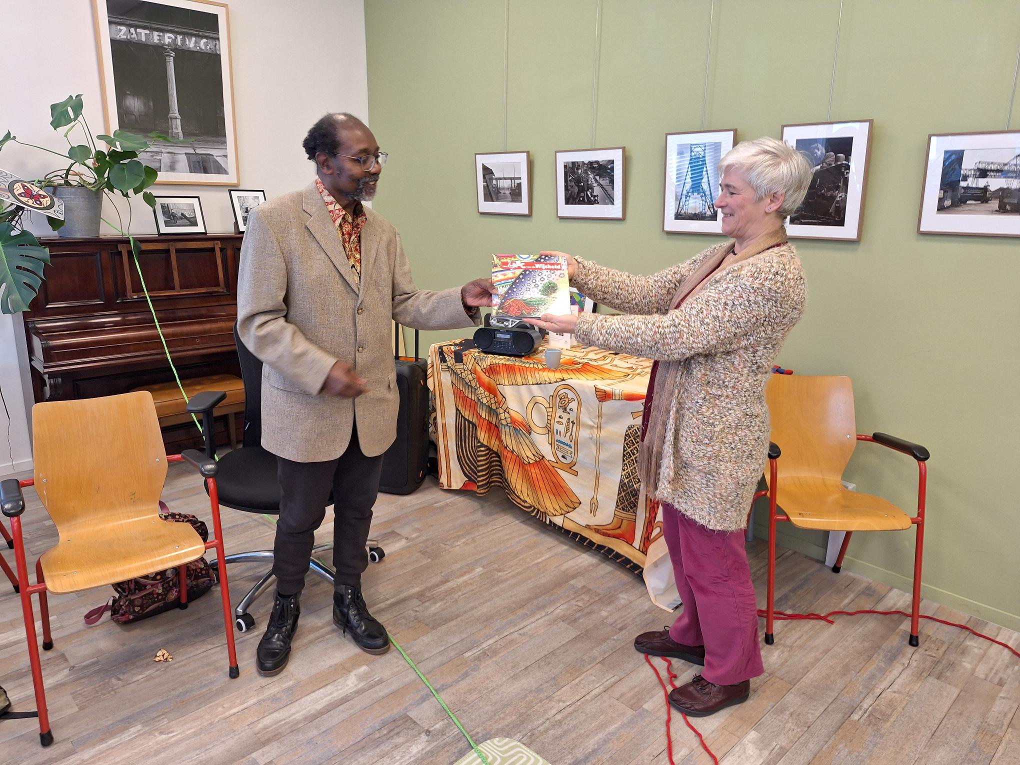 Heidi en Henry met 1e exemplaar ABC-der Wijsheid – Foto Terry Andrews