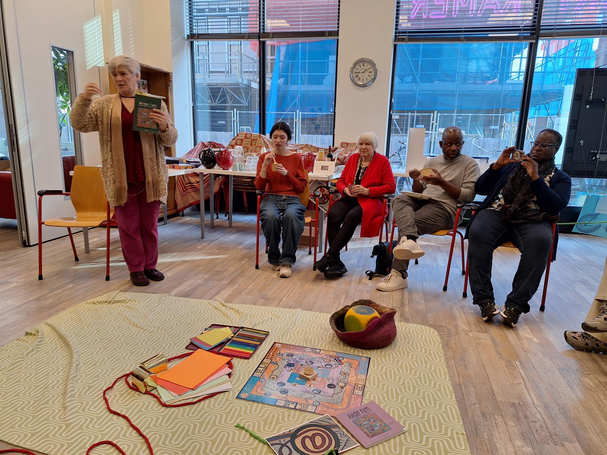 Heidi leidt het Amor Fati thema in Voor- en Tegenspoed – Foto Terry Andrews