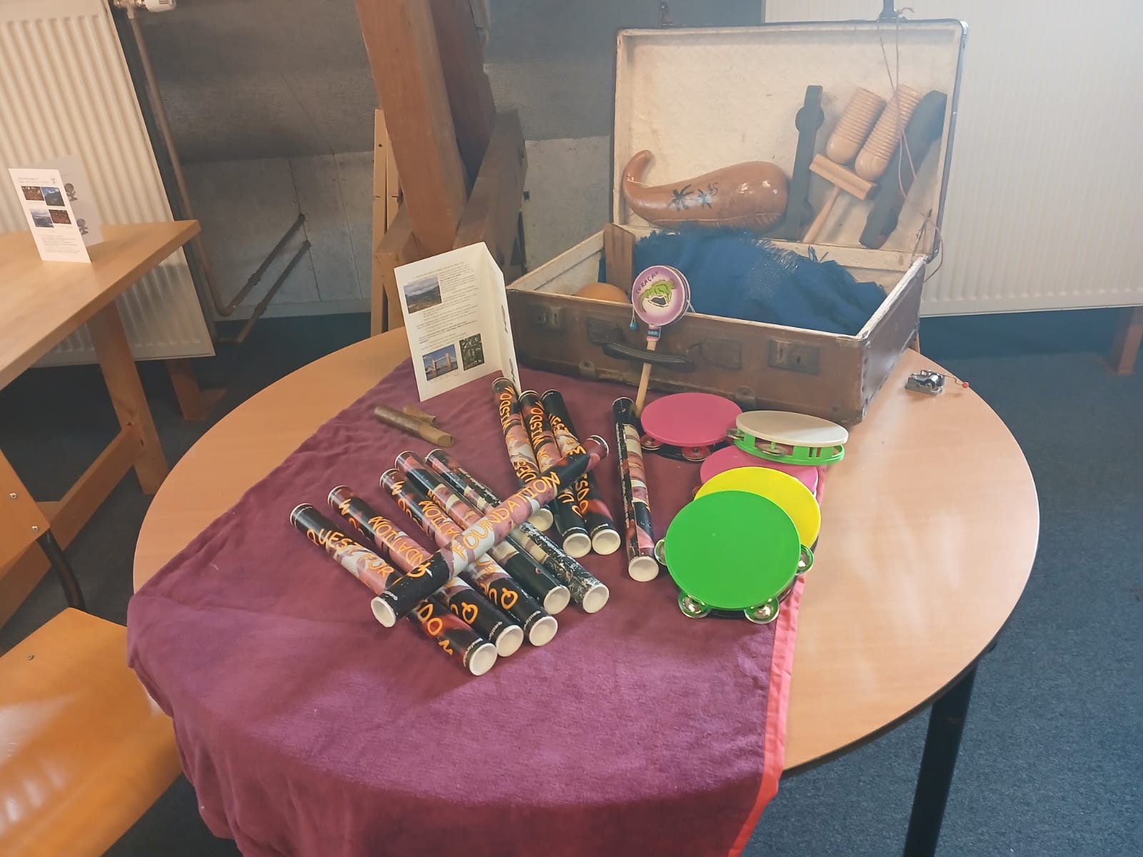 Koffer met instrumentjes voor de muzikale workshop van Mitra en Madi- foto Angela Gilds