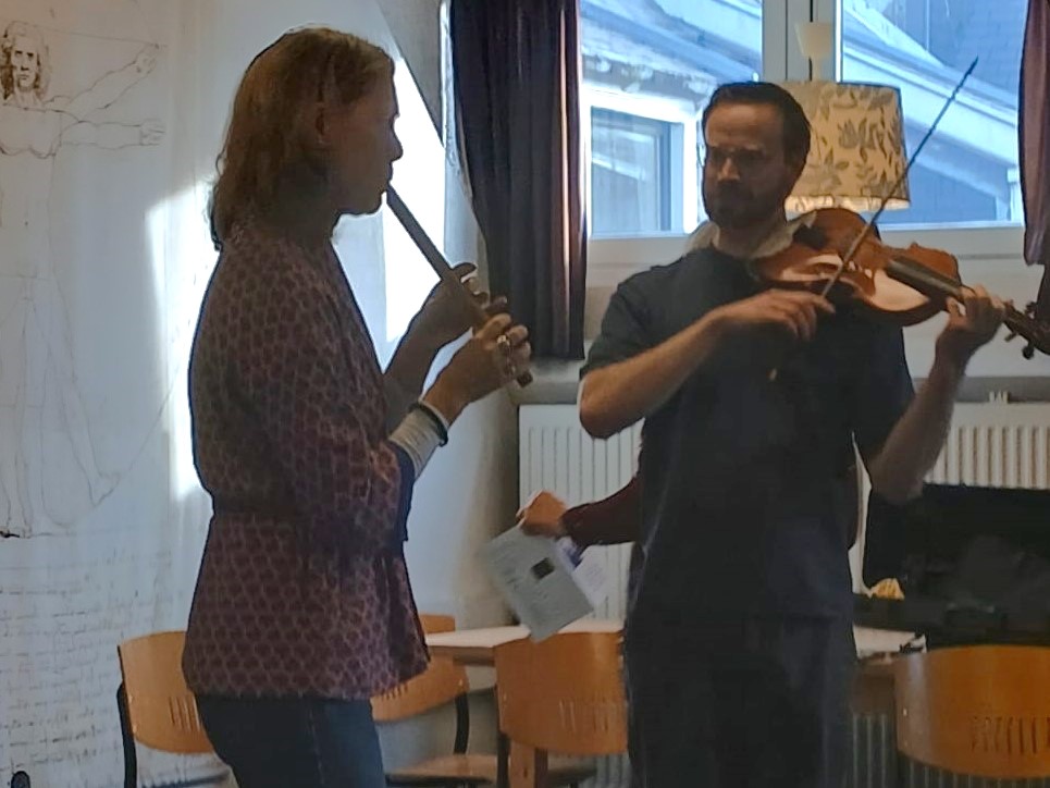 Maud van Ingen en Mitra Muijen spelen in- foto Angela Gilds=voor website