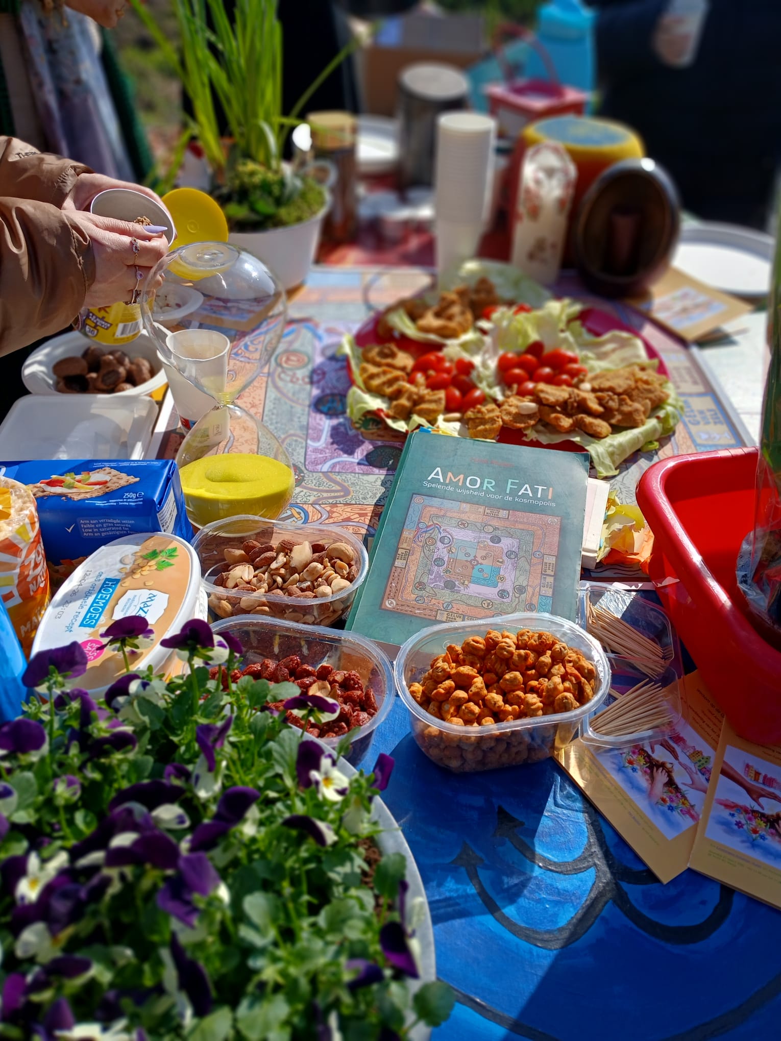 Heerlijke hapjes op de kleurrijke Tapas Dis vlak voor de start van de Lente Bijeenkomst – foto Angela Gilds