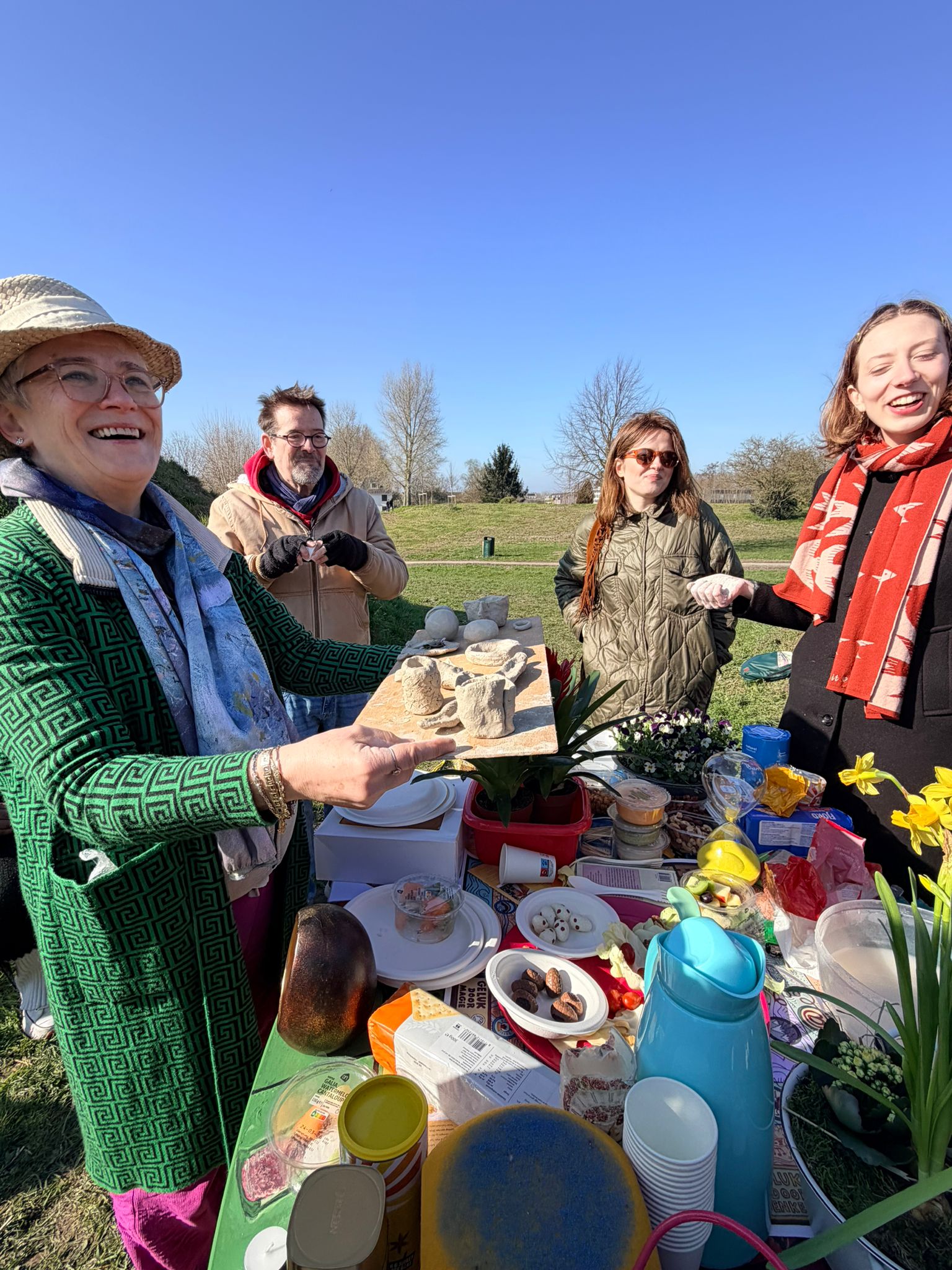 Heidi Muijen met de kleien beeldjes van het Lente Ritueel olv Brit Wiertz gemaakt – foto Juanita Ho